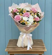 Букет цветов из:  Гвоздики, Орхидеи и Розы в Чепелево