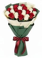 Букет Микс из красных и белых роз в Чепелево