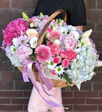 Цветочная композиция из Розы, Хризантемы, Пионы и Лизиантусы в корзине в Чепелево
