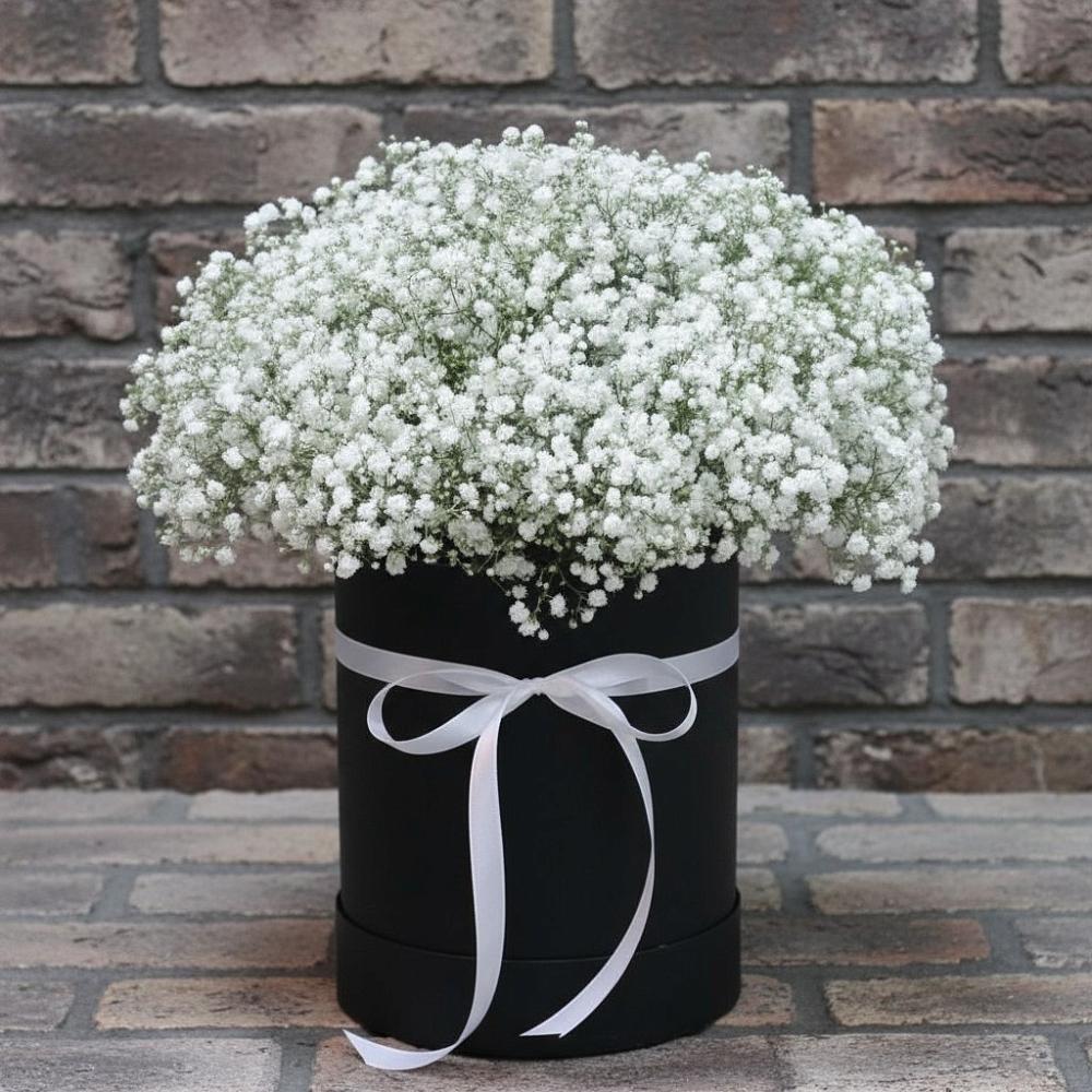 Цветочная композиция из Гипсофила в шляпной коробке в Чепелево